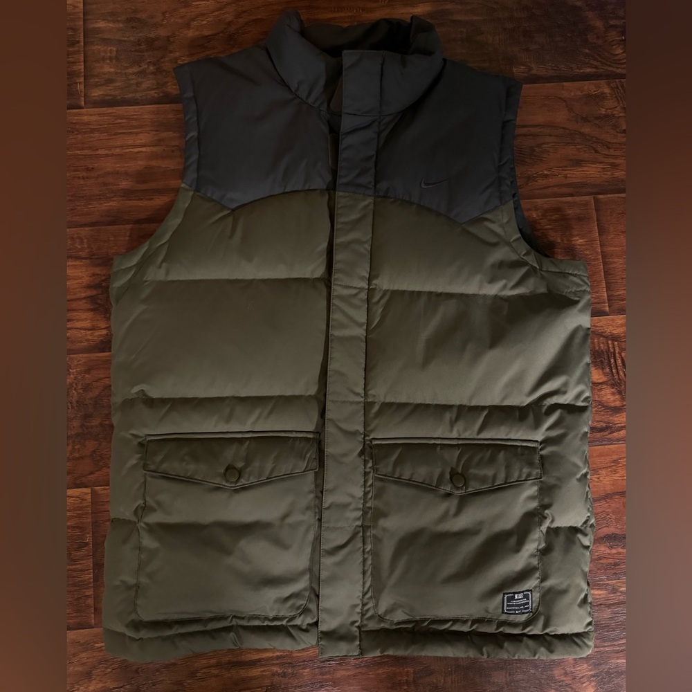 Men’s Nike puffy vest, size medium